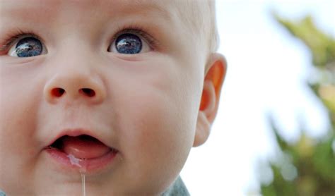 3 aylık bebeğin ağzından salya akması